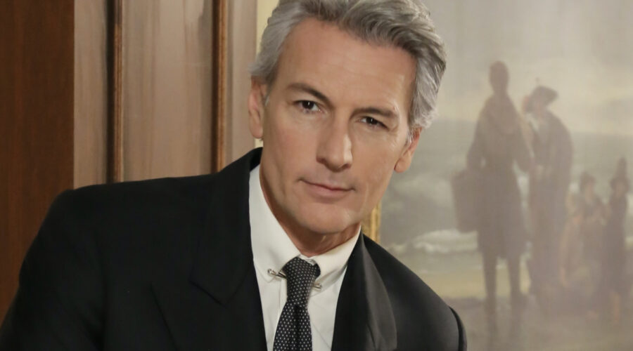 Roberto Farnesi (Umberto Guarnieri), qui in un posato per