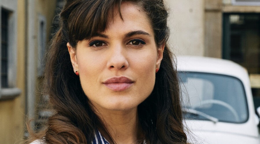 Giulia Vecchio (Anna Imbriani) in un posato per 