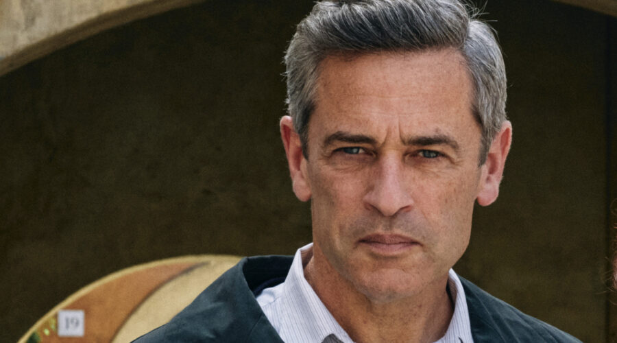 Massimo Poggio (Ezio Colombo) in un posato per