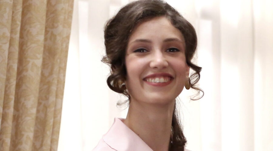 Lucrezia Massari (Flora Gentile Ravasi) in un posato per