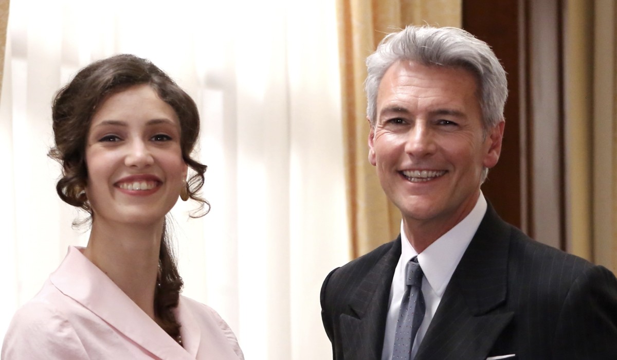 Lucrezia Massari (Flora Gentile Ravasi) e Roberto Farnesi (Umberto Guarnieri) in un posato per 