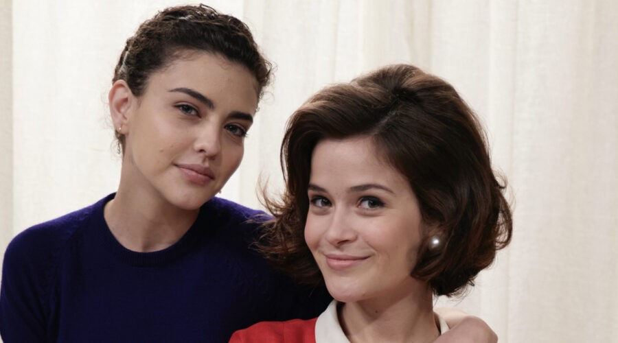 Chiara Russo (Maria Puglisi) e Ilaria Rossi (Gabriella Rossi) in un posato per