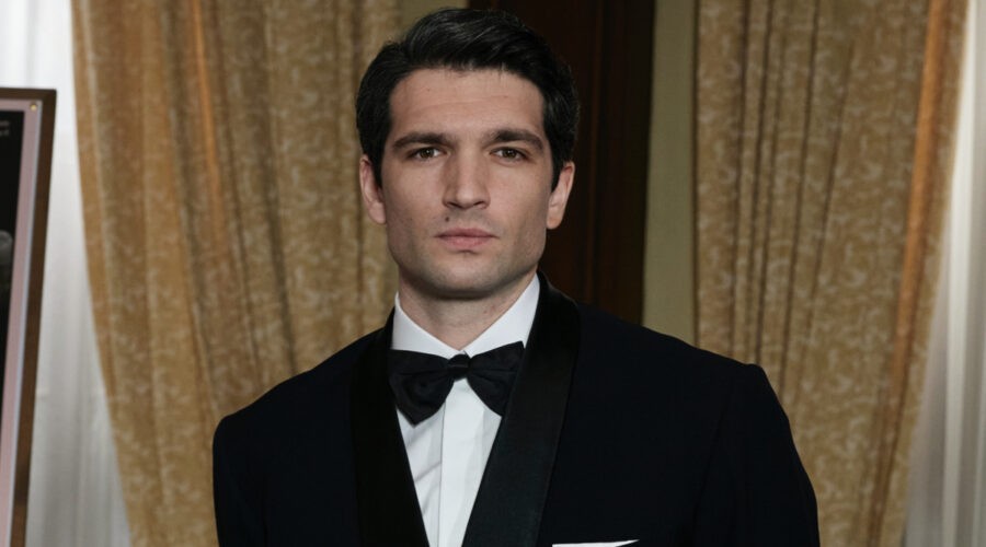 Filippo Scarafia (Roberto Landi) in un posato per 