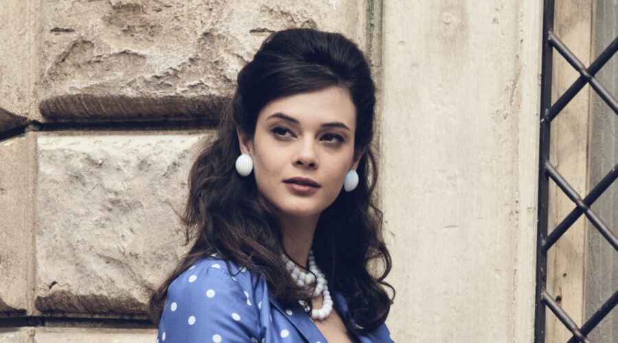 Neva Leoni (Tina Amato) in un posato per “Il Paradiso delle Signore 6”. Credits: Rai