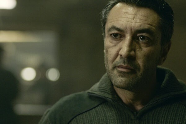 Jan Bijvoet in una scena della seconda stagione di “Into The Night”. Credits: Netflix.