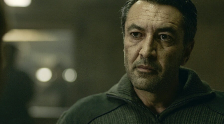 Jan Bijvoet in una scena della seconda stagione di “Into The Night”. Credits: Netflix.