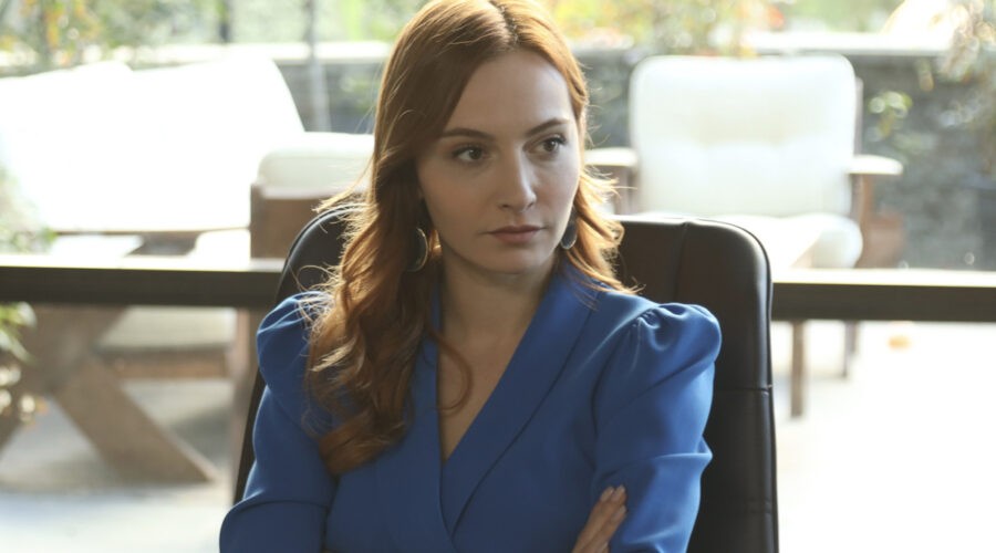 Love Is In The Air: Pırıl Baytekin Sezgin interpretata da Başak Gümülcinelioğlu. Credits: Mediaset