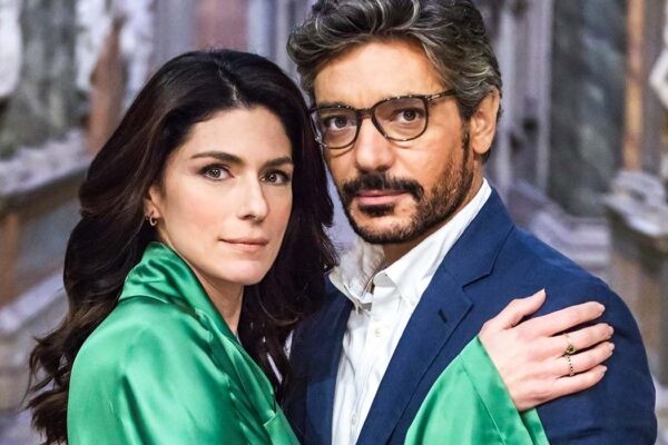 Anna Valle e Giuseppe Zeno in una scena della serie TV Luce dei tuoi occhi. Credits: Pierfrancesco Bruni per Banijay Studios Italy.