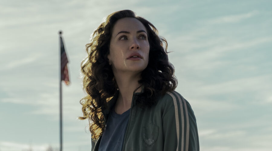 Katie Siegel in una scena di “Midnight Mass”. Credits: Eike Schroter/Netflix.