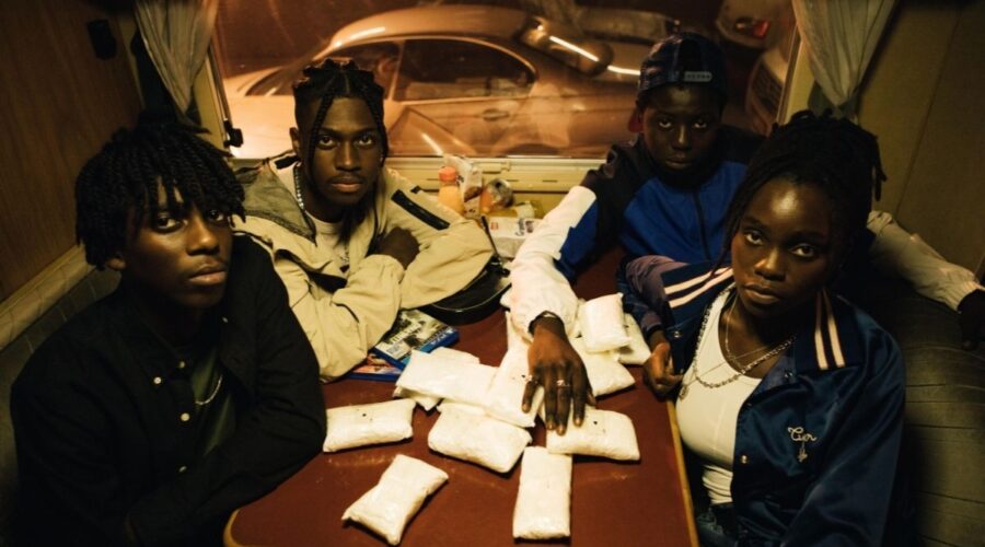 Rapinatori La Serie: Kylian (Frank Onana), Modi (Bakary Diombera), Liana (Tracy Gotoas). Credits: Netflix