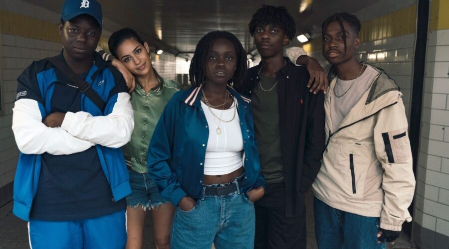 Rapinatori La Serie: Modi (Bakary Diombera), Sofia (Nabiha Akkari), Liana (Tracy Gotoas), Kylian (Frank Onana). Credits: Netflix