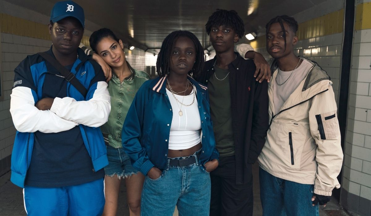 Rapinatori La Serie: Modi (Bakary Diombera), Sofia (Nabiha Akkari), Liana (Tracy Gotoas), Kylian (Frank Onana). Credits: Netflix