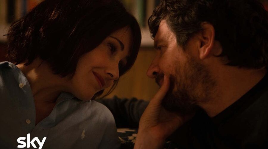 Anita Caprioli (Chiara) e Fabio De Luigi (Giovanni) nella serie TV Ridatemi mia moglie. Credits: Sky e Loris Zambelli.