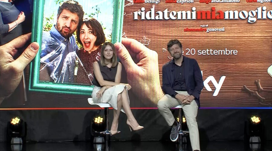 Ridatemi Mia Moglie, intervista ai protagonisti Fabio De Luigi (a sinistra) e Anita Caprioli. Credits: cattura schermo/Sky.
