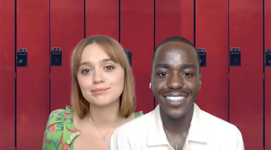 Da sinistra: Aime Lou Wood e Ncuti Gatwa nella loro intervista a Tvserial.it. Credits: Cattura schermo/Netflix/Envato Elements.