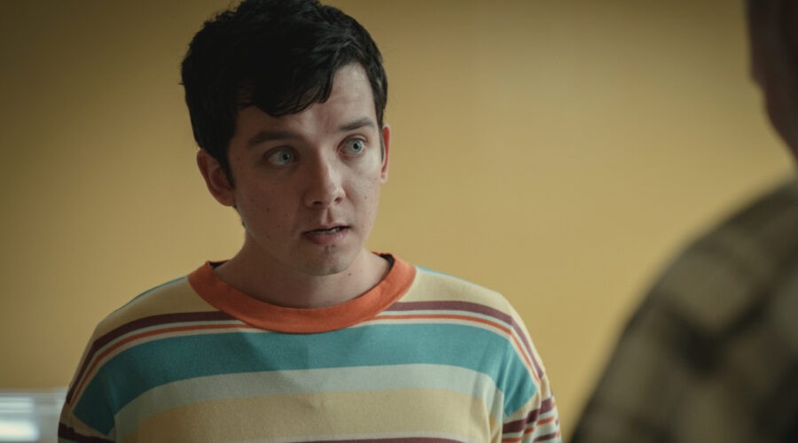 Asa Butterfield in una scena di “Sex Education”. Credits: Sam Taylor/Netflix.