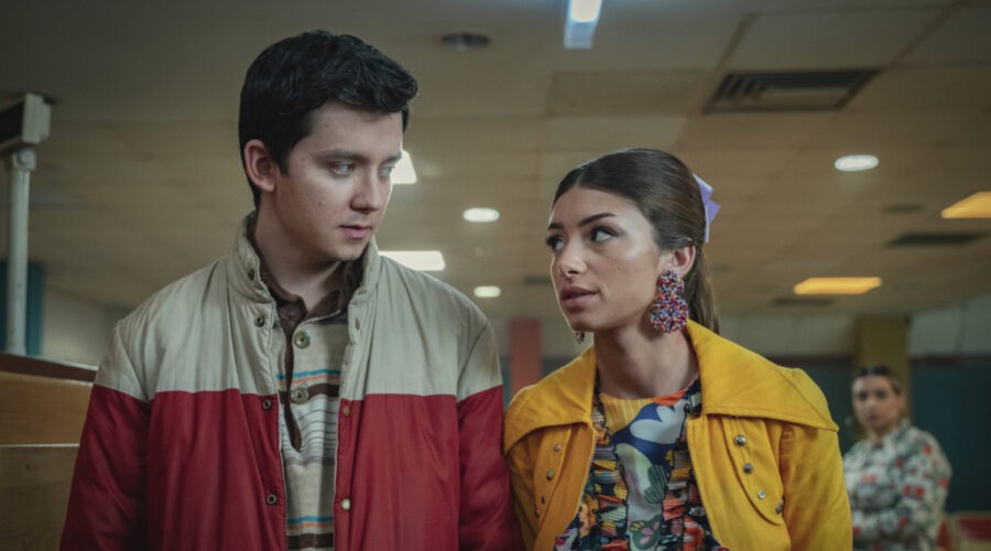 Da sinistra: Otis (Asa Butterfield) e Ruby (Mimi Keene) in una scena di “Sex Education”. Credits: Sam Taylor/Netflix.