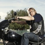 Charlie Hunnam (Jackson Teller) in una scena di 