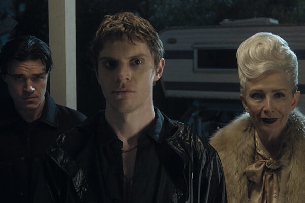 American Horror Story. Da sinistra: Finn Wittrock, Evan Peters e Frances O'Connor. Credits: Disney+.