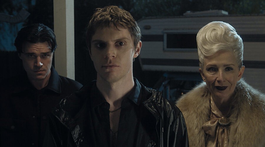 American Horror Story. Da sinistra: Finn Wittrock, Evan Peters e Frances O'Connor. Credits: Disney+.