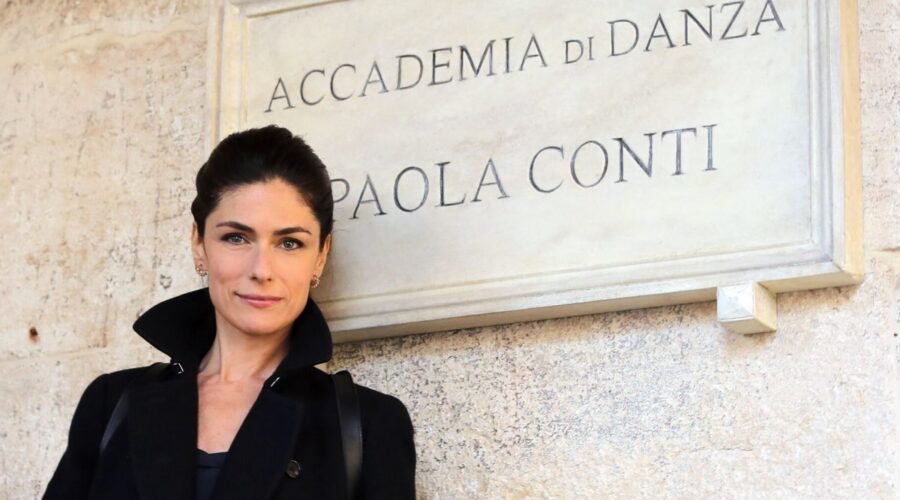 Anna Valle Interpreta Emma In Luce Dei Tuoi Occhi Credits: Pierfrancesco Bruni Per Banijay Studios Italy/Mediaset