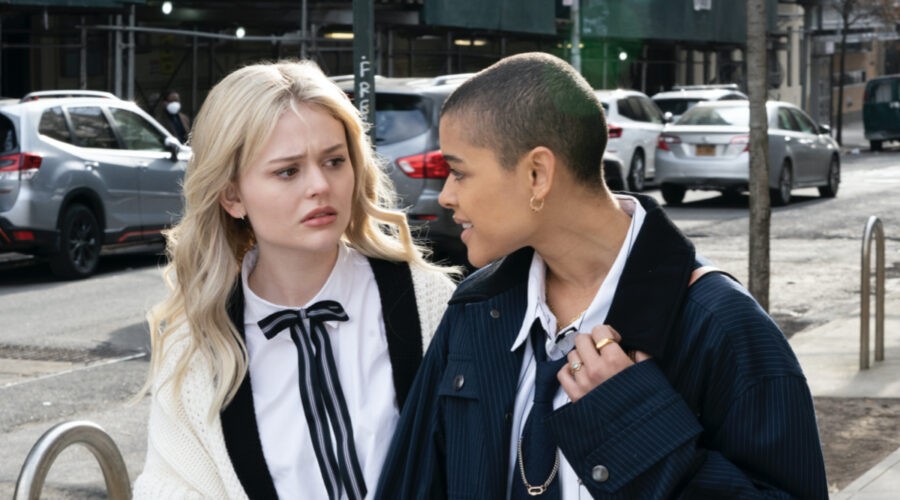 Da sinistra: Audrey (Emily Alyn Lind) con la sua migliore amica Julien (Jordan Alexander) in una scena di “Gossip Girl”. Credits: HBO Max/Warner Bros. Television via Sky Italia.