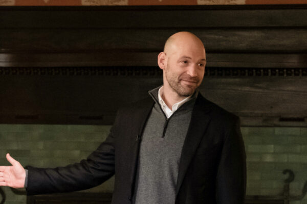 Al centro: Corey Stoll nei panni di Mike Prince, qui in una scena di “Billions”. Credits: Sky Italia.