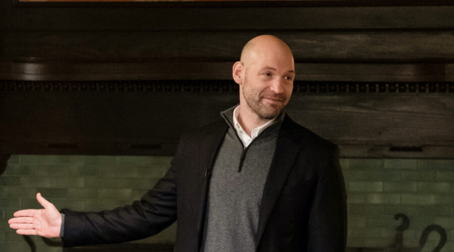 Al centro: Corey Stoll nei panni di Mike Prince, qui in una scena di “Billions”. Credits: Sky Italia.