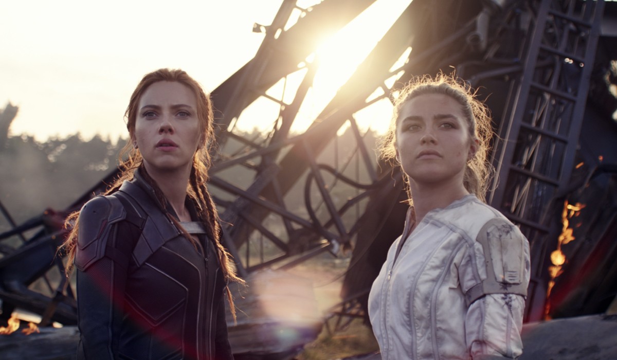 “Black Widow”, da sinistra: Natasha (Scarlett Johansson) e Yelena (Florence Pugh) in una scena del film. Credits: Disney/Marvel Studios.