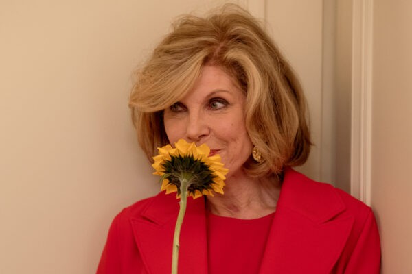 Christine Baranski in una scena di 
