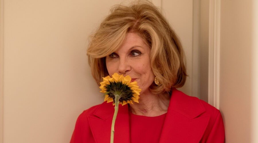 Christine Baranski in una scena di 