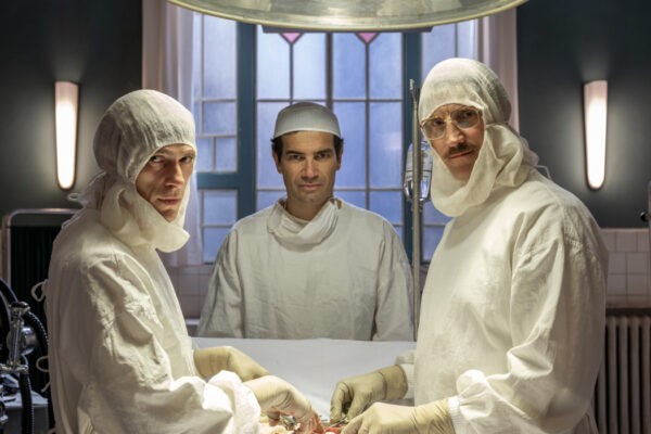 Matteo Martari (Alberto Ferraris), Marco Bonini (Ferruccio Bonomo) e Andrea Gherpelli (Enrico Mosca) in un posato per 