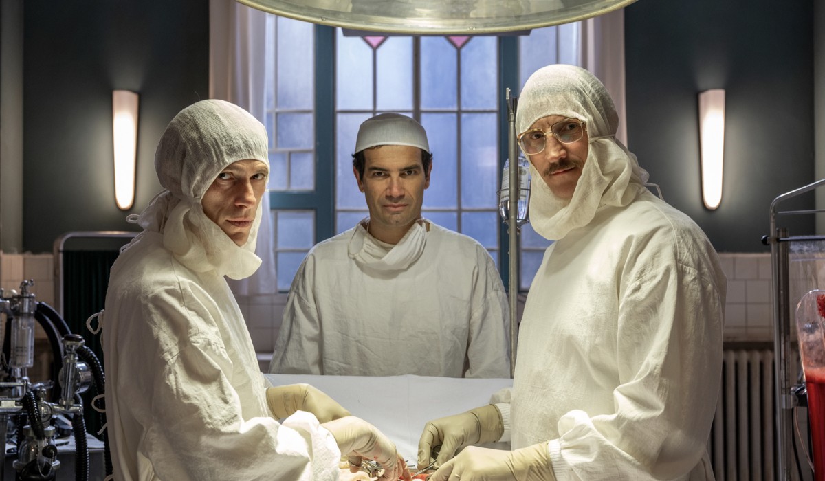 Matteo Martari (Alberto Ferraris), Marco Bonini (Ferruccio Bonomo) e Andrea Gherpelli (Enrico Mosca) in un posato per 