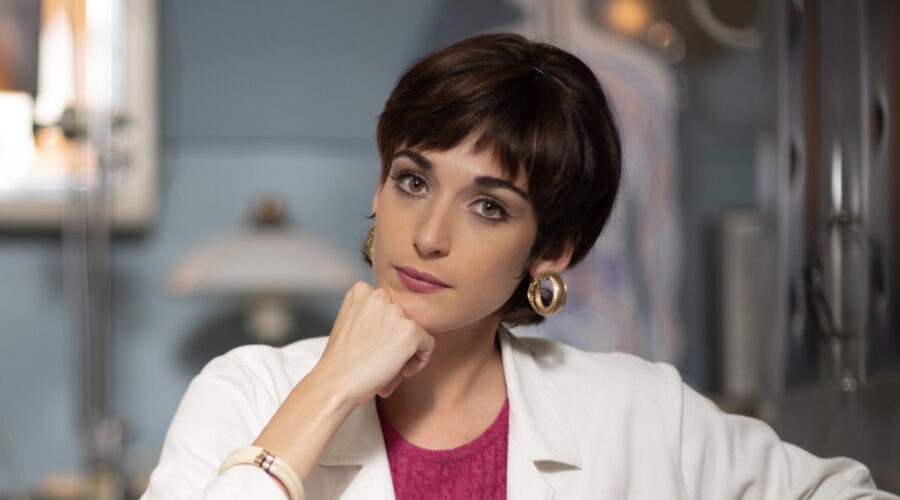 Pilar Fogliati (Delia Brunello) in un posato per 