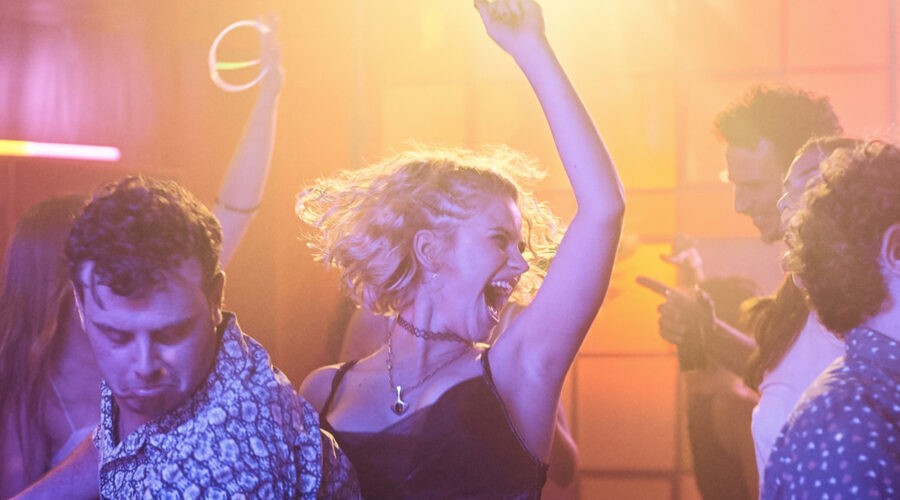 Elisabet Casanovas (Africa) in una scena dell'episodio 3 di