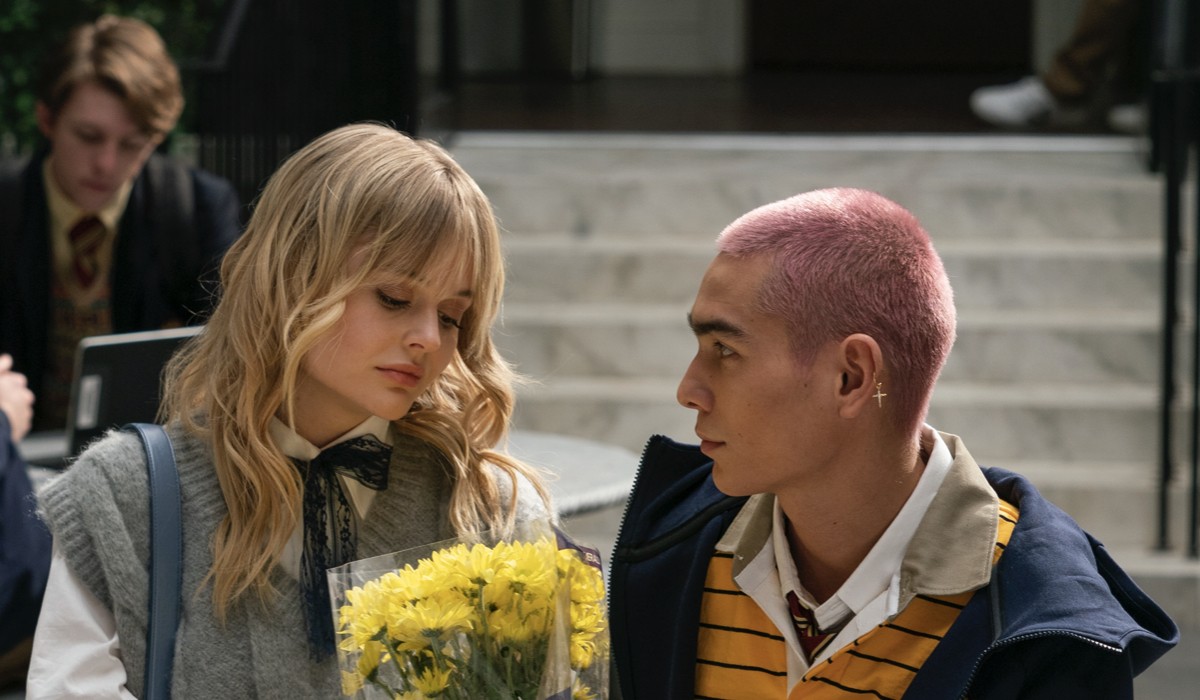 Da sinistra: Audrey (Emily Alyn Lind) con il suo fidanzato Aki (Evan Mock) in una scena di “Gossip Girl”. Credits: HBO Max/Warner Bros. Television via Sky Italia.