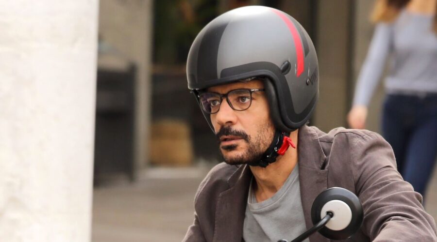 Giuseppe Zeno Interpreta Enrico Leoni In Luce Dei Tuoi Occhi. Credits: Pierfrancesco Bruni Per Banijay Studios Italy/Mediaset