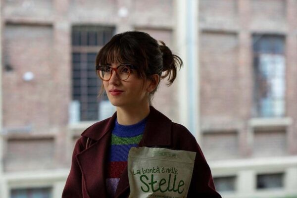 Claudia Gusmano in una scena della serie TV Guida astrologica per cuori infranti. Credits: Netflix.