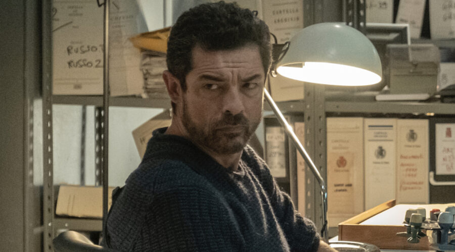 Alessandro Gassmann (ispettore Lojacono) in una foto di scena de