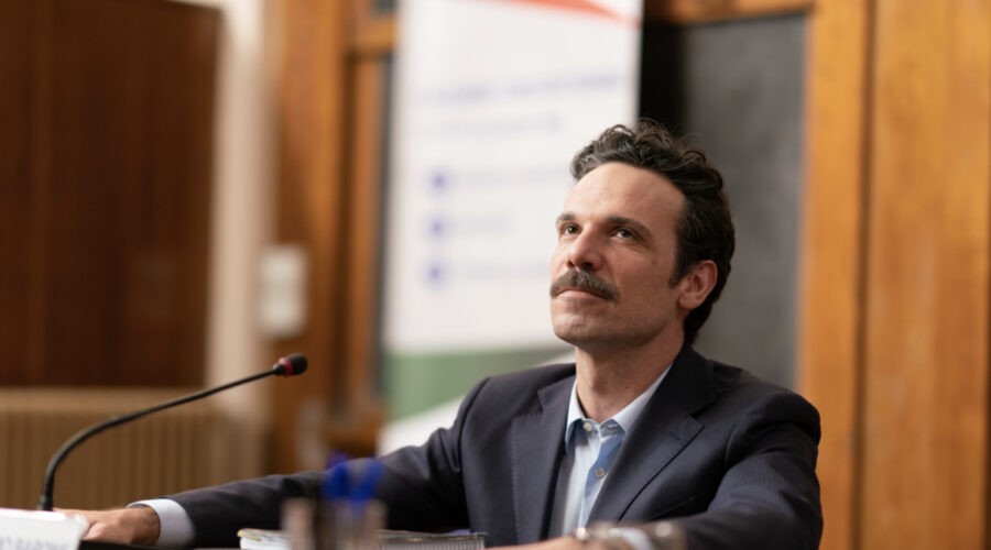 Francesco Montanari (Saverio Barone) in una scena de