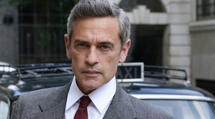 Massimo Poggio (Ezio Colombo) in un posato per 