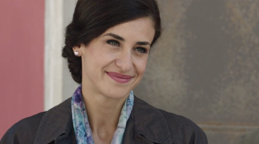 Lara Komar (Gloria Moreau) in una scena della puntata 17 de