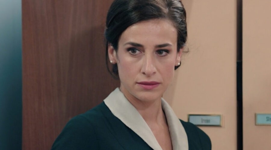 Lara Komar (Gloria Moreau) in una scena della puntata 2 de 