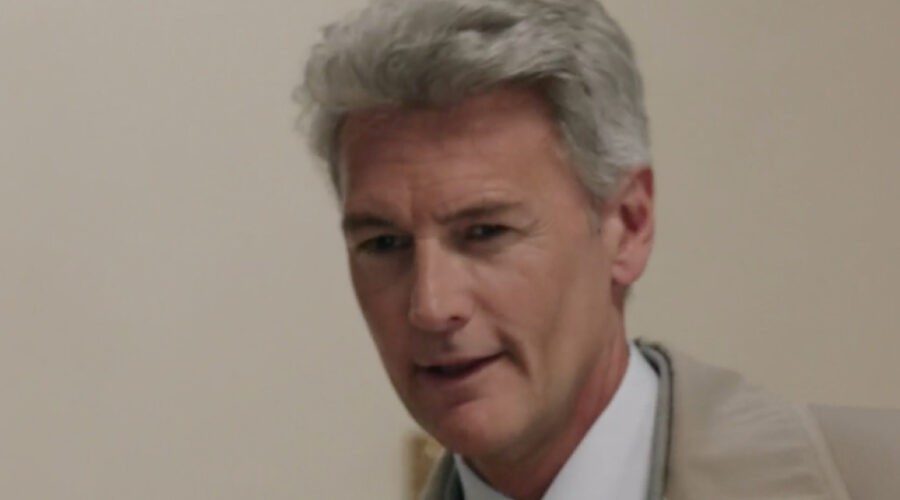 Roberto Farnesi (Umberto Guarnieri) in una scena della puntata 22 de 