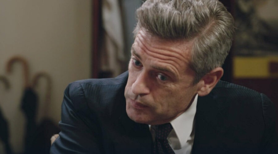 Massimo Poggio (Ezio Colombo) in una scena della puntata 26 de 