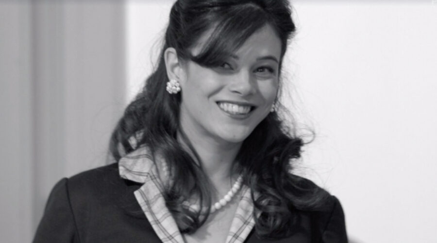 Neva Leoni (Tina Amato) in una scena della puntata 3 de