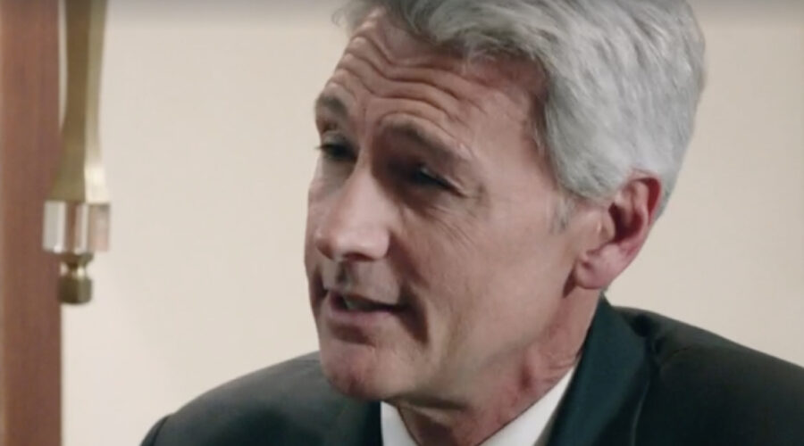 Roberto Farnesi (Umberto Guarnieri) in una scena della puntata 33 de