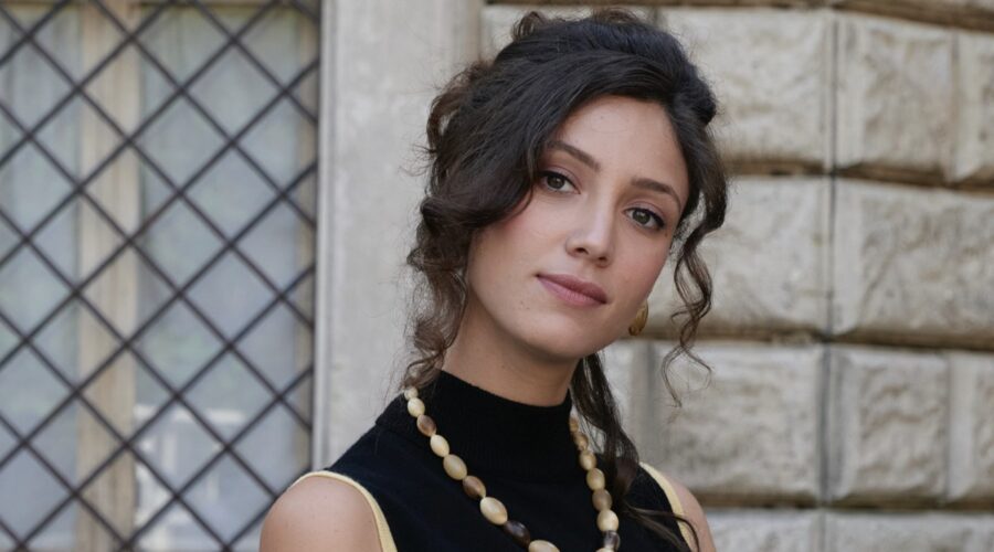 Lucrezia Massari (Flora Gentile Ravasi) in un posato per 