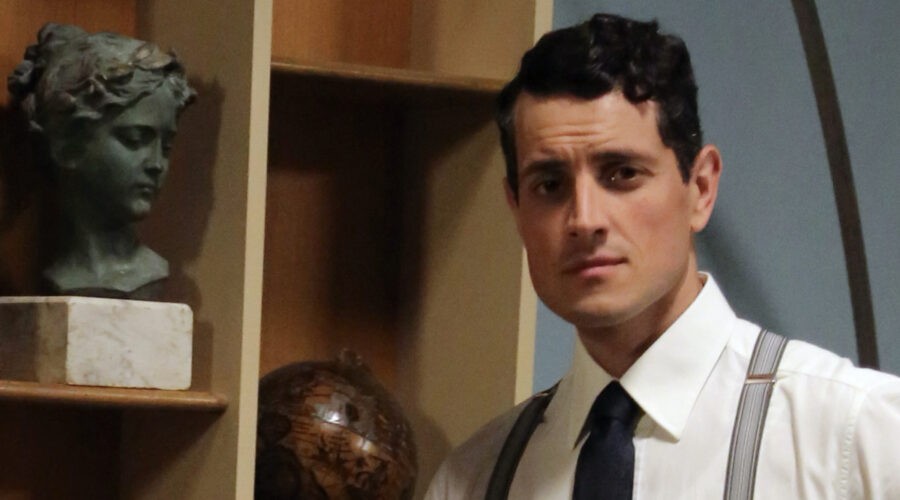 Emanuel Caserio (Salvatore Amato) in un posato per