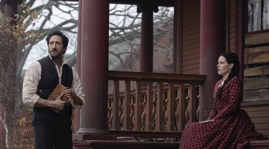 Immagine Ufficiale Chapelwaite Con Adrien Brody E Emily Hampshire Credits Timvision